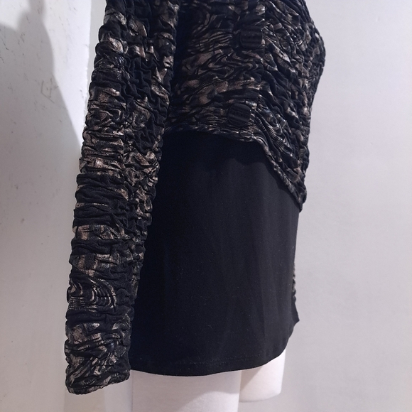 Frank Lyman |Black & gold asymmetrical crinkled fabric with button detai… - Picture 4 of 10